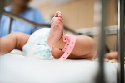 Imagem da notícia Bebê cai da cama em Paranaíba e é transferido para Capital com suspeita de síndrome do bebê sacudido